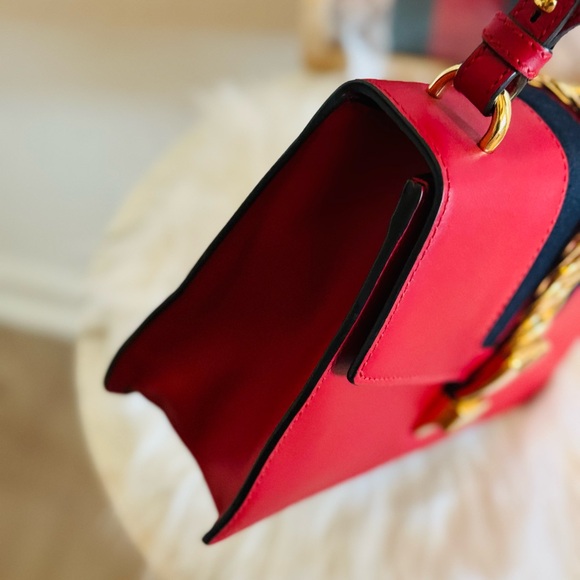🔥NEGOTIABLE 🔥Gucci Red and Gold Shoulder Bag with Chain Detail - Picture 4 of 10